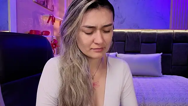 Im-Lola online show from November 21, 2025, 8:19 pm