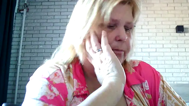 Snapshot of Sylviastar46 chatting on April 19, 2026, 8:04 am Sylviastar46 online show from April 19, 2026, 8:04 am