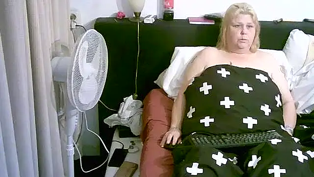 Sylviastar46 online show from November 21, 2025, 9:03 pm