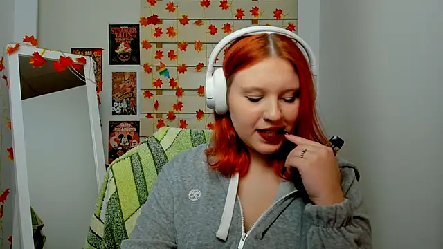 Snapshot of FoxPlayXX chatting on November 17, 2025, 7:40 pm FoxPlayXX online show from November 17, 2025, 7:40 pm