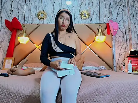 Snapshot of CATTA_GARCIA chatting on December 19, 2025, 1:46 pm CATTA GARCIA online show from December 19, 2025, 1:46 pm