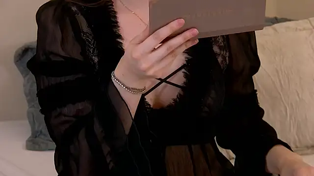 Snapshot of VickiBanx chatting on December 2, 2025, 4:03 am VickiBanx online show from December 2, 2025, 4:03 am