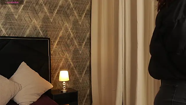 ZoeBella online show from November 29, 2025, 9:37 pm