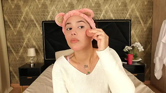 ZoeBella online show from November 8, 2025, 1:14 pm