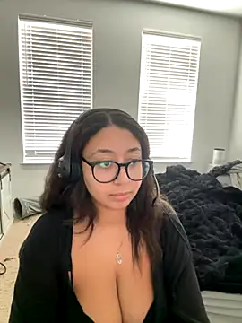 Snapshot of minha_baby chatting on October 31, 2025, 9:43 pm minha baby online show from October 31, 2025, 9:43 pm