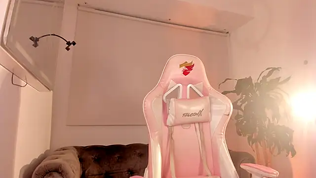 eva  s online show from April 15, 2026, 1:33 am