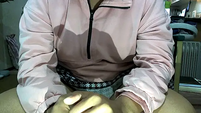 Snapshot of NewBeginnings8 chatting on November 19, 2025, 6:13 am NewBeginnings8 online show from November 19, 2025, 6:13 am