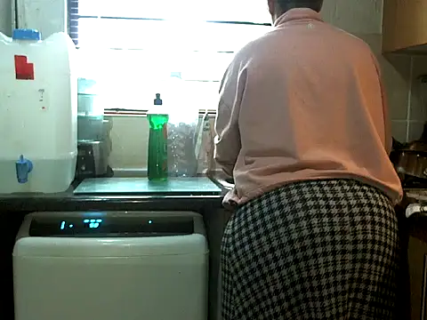 Snapshot of NewBeginnings8 chatting on November 3, 2025, 6:18 am NewBeginnings8 online show from November 3, 2025, 6:18 am