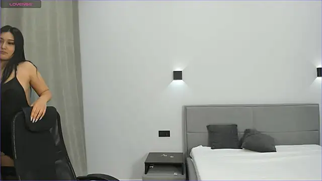 Yunamini online show from November 3, 2025, 7:28 pm