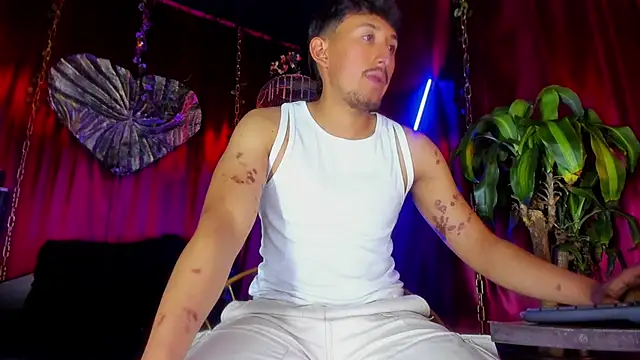 Snapshot of x_heros_x chatting on November 1, 2025, 3:17 pm x heros x online show from November 1, 2025, 3:17 pm