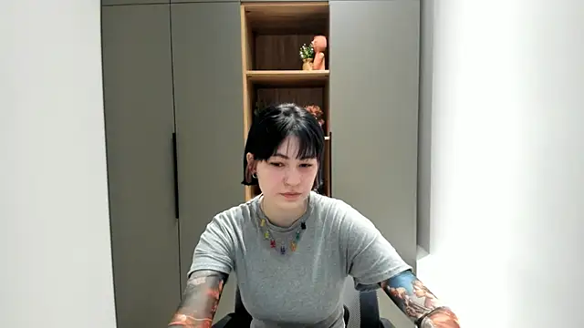 GloriaLemanski online show from November 2, 2025, 3:44 am