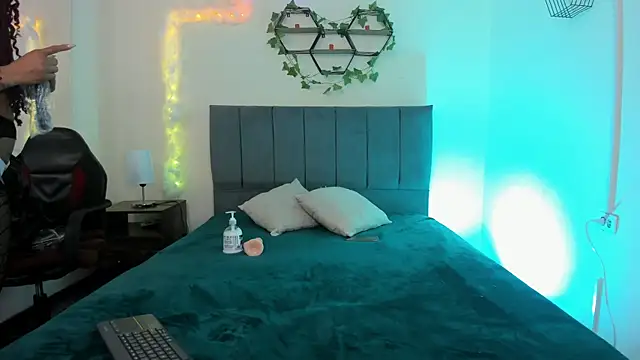 Snapshot of Lucerop_ chatting on December 21, 2025, 3:52 am Lucerop online show from December 21, 2025, 3:52 am