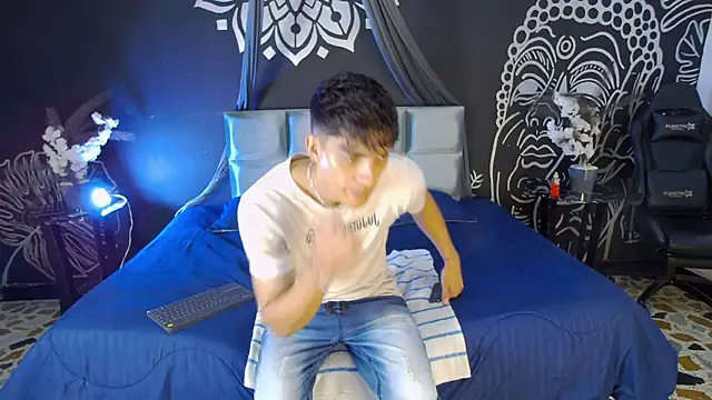 AlessioVitale online show from December 16, 2025, 11:58 am