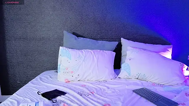 Ania rose online show from November 12, 2025, 8:12 pm