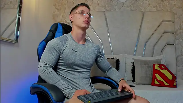 MAXTHOMSON online show from March 12, 2026, 1:33 am