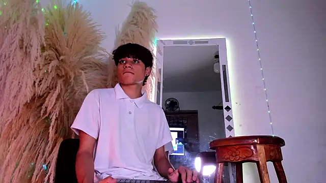 Snapshot of Leo_Glow chatting on February 10, 2026, 7:57 pm Leo Glow online show from February 10, 2026, 7:57 pm