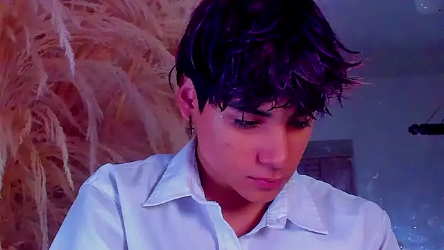 Snapshot of Leo_Glow chatting on February 12, 2026, 1:00 pm Leo Glow online show from February 12, 2026, 1:00 pm