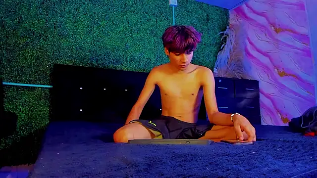 Snapshot of Leo_Glow chatting on February 19, 2026, 1:08 pm Leo Glow online show from February 19, 2026, 1:08 pm