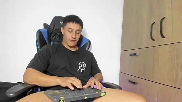 Snapshot of dorman_boy chatting on January 8, 2026, 3:56 am dorman boy online show from January 8, 2026, 3:56 am