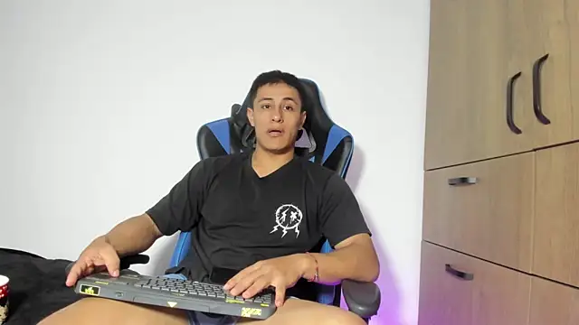 Snapshot of dorman_boy chatting on January 7, 2026, 3:55 am dorman boy online show from January 7, 2026, 3:55 am