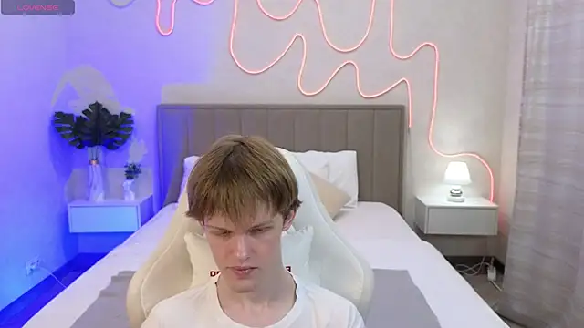 Snapshot of Fakeangel87 chatting on November 3, 2025, 1:11 am Fakeangel87 online show from November 3, 2025, 1:11 am