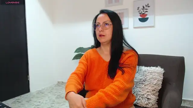 Snapshot of Lauryn_Jones chatting on November 15, 2025, 5:17 pm Lauryn Jones online show from November 15, 2025, 5:17 pm