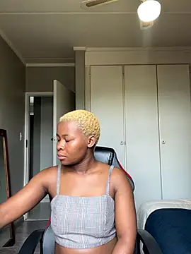 Snapshot of MiyaXo2 chatting on November 12, 2025, 8:18 am MiyaXo2 online show from November 12, 2025, 8:18 am