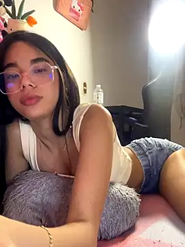 Snapshot of Milleradhara24 chatting on December 14, 2025, 9:48 am Milleradhara24 online show from December 14, 2025, 9:48 am