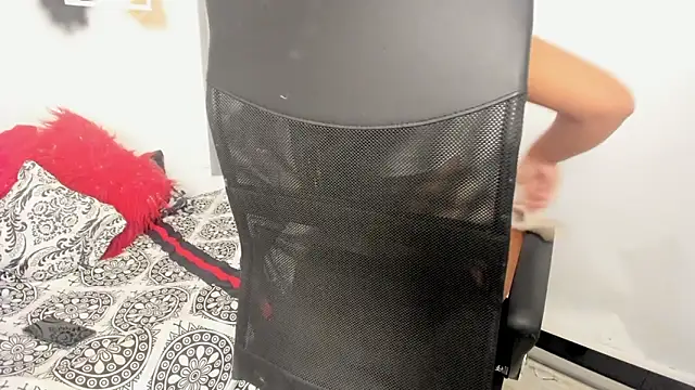 YuleimysAndAlex online show from December 4, 2025, 11:59 pm