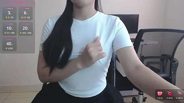 Snapshot of EllyShow22 chatting on November 9, 2025, 3:21 am EllyShow22 online show from November 9, 2025, 3:21 am