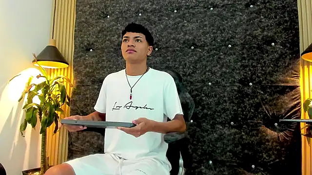 Snapshot of Yilmer_hot chatting on November 3, 2025, 11:58 am Yilmer hot online show from November 3, 2025, 11:58 am