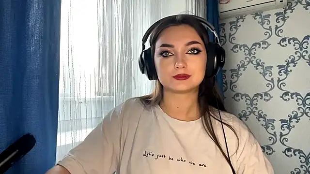 Snapshot of TwotyBright chatting on November 14, 2025, 8:07 am TwotyBright online show from November 14, 2025, 8:07 am