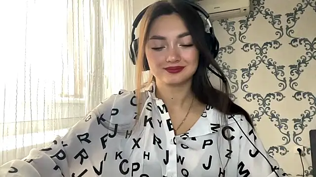 Snapshot of TwotyBright chatting on November 6, 2025, 8:07 am TwotyBright online show from November 6, 2025, 8:07 am