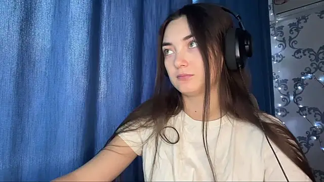 Snapshot of TwotyBright chatting on December 14, 2025, 8:09 am TwotyBright online show from December 14, 2025, 8:09 am