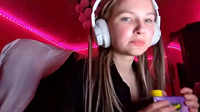 KarinRobertson online show from December 15, 2025, 7:20 pm