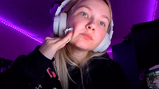 KarinRobertson online show from December 3, 2025, 4:17 pm