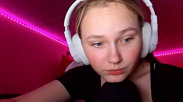 KarinRobertson online show from December 19, 2025, 5:04 pm