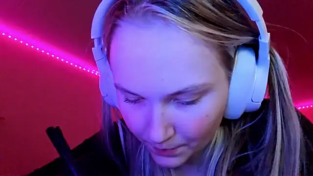 KarinRobertson online show from December 20, 2025, 5:16 pm