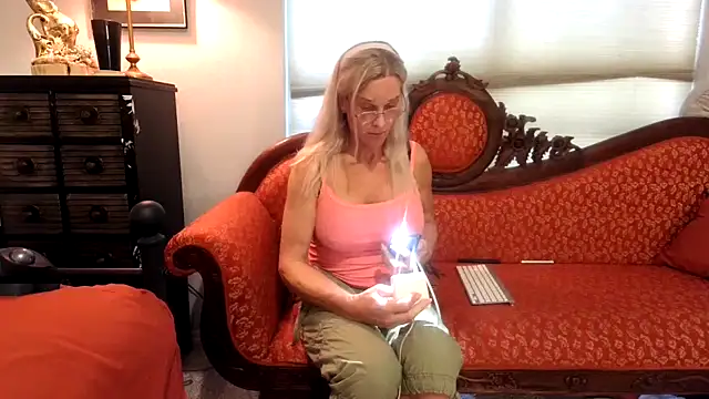 Snapshot of ChrisTinaBruce chatting on November 12, 2025, 7:18 pm ChrisTinaBruce online show from November 12, 2025, 7:18 pm