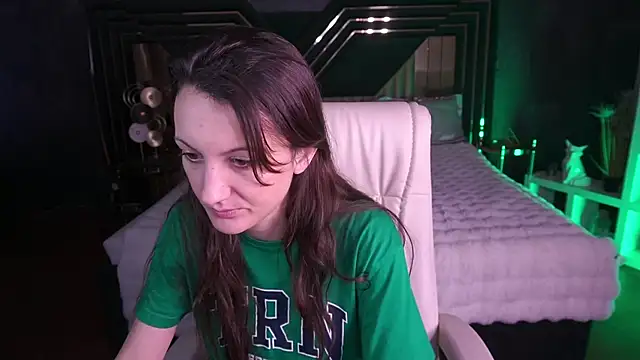 ZafiraMoonn online show from December 18, 2025, 7:13 am