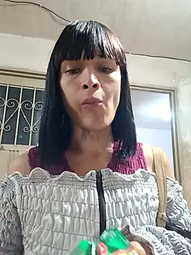 Snapshot of PaulinaLondra2 chatting on November 28, 2025, 12:44 am PaulinaLondra2 online show from November 28, 2025, 12:44 am