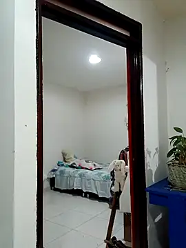 Snapshot of PaulinaLondra2 chatting on November 19, 2025, 10:15 am PaulinaLondra2 online show from November 19, 2025, 10:15 am