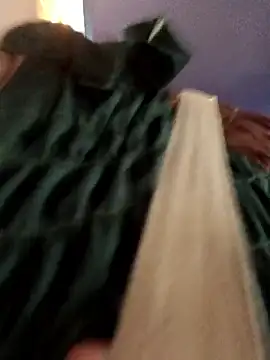 Snapshot of PaulinaLondra2 chatting on December 17, 2025, 11:21 pm PaulinaLondra2 online show from December 17, 2025, 11:21 pm