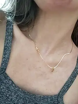 Snapshot of Melzinhasweet chatting on November 24, 2025, 9:15 pm Melzinhasweet online show from November 24, 2025, 9:15 pm