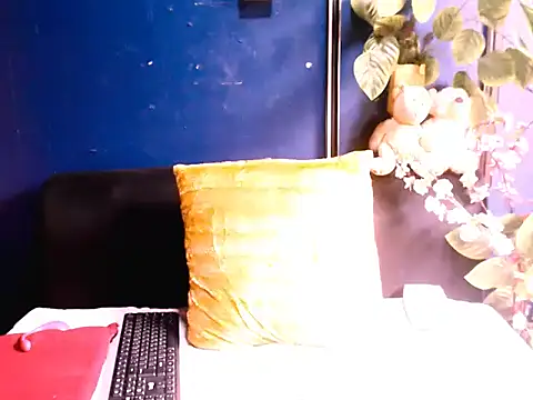 Snapshot of Hot_queen57 chatting on December 1, 2025, 7:42 am Hot queen57 online show from December 1, 2025, 7:42 am