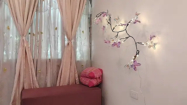 Snapshot of Bella_Exhibition chatting on April 20, 2026, 7:15 pm Bella Exhibition online show from April 20, 2026, 7:15 pm
