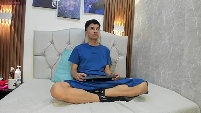 Snapshot of Elian_Julian chatting on December 1, 2025, 11:27 pm Elian Julian online show from December 1, 2025, 11:27 pm