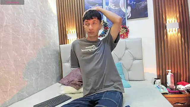 Snapshot of Elian_Julian chatting on December 2, 2025, 11:39 pm Elian Julian online show from December 2, 2025, 11:39 pm