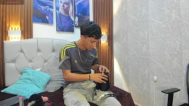 Snapshot of Elian_Julian chatting on November 15, 2025, 11:42 pm Elian Julian online show from November 15, 2025, 11:42 pm