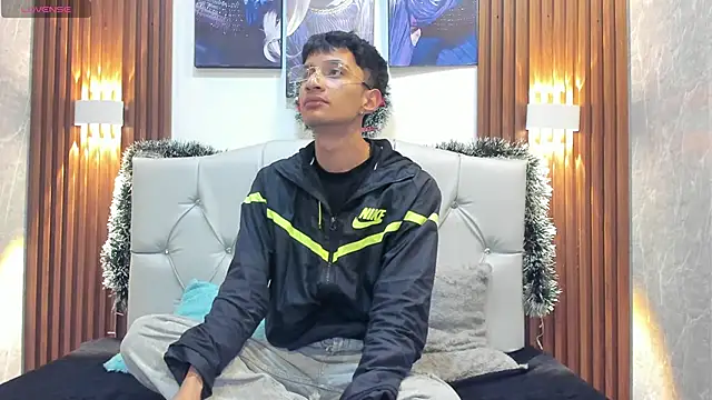 Snapshot of Elian_Julian chatting on November 22, 2025, 7:46 pm Elian Julian online show from November 22, 2025, 7:46 pm